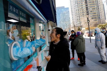 中国国家衛生健康委員会は１０日、中国本土で９日に確認された症状のある新型コロナウイルス感染者は４０２人と発表した。前日の約２倍に増加した。写真は２月２３日、北京で撮影（２０２２年　ロイター/Tingshu Wang）