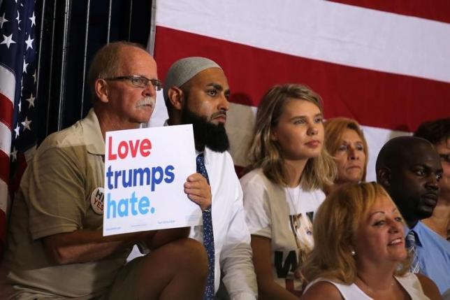 ９月２３日、ロイター／イプソスが公表した米大統領選の世論調査によると、民主党候補ヒラリー・クリントン前国務長官の支持率は４１％となり、共和党候補ドナルド・トランプ氏の３７％を４％ポイントリードした。写真はクリントン氏の演説を聞く有権者ら。オーランドで２１日撮影（２０１６年　ロイター/Carlos Barria）