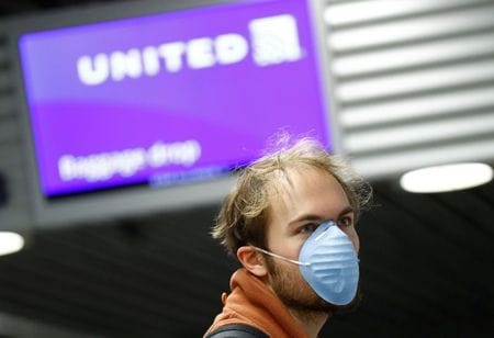 米ユナイテッド航空は８日、国内勤務の約３万６０００人の従業員に対し一時帰休の通達を送付する準備をしていると明らかにした。フランクフルト空港で３月撮影（２０２０年　ロイター/Ralph Orlowski）
