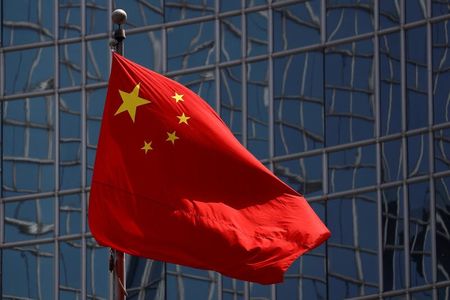 中国の習近平国家主席は、内需と外需の双方を好循環させて質の高い新たな成長につなげる「双循環」構想の一環で、長江経済ベルトの発展を一段と推進するよう呼び掛けた。４月撮影（２０２０年　ロイター/Thomas Peter）