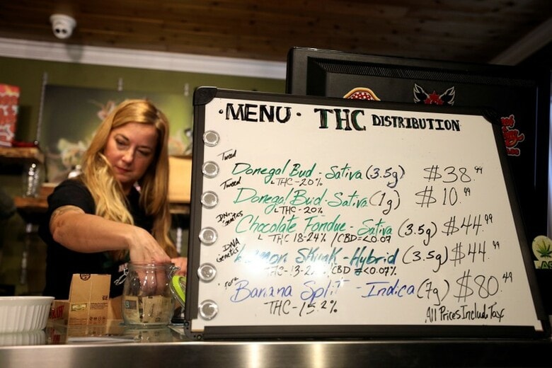 １０月１７日、カナダは嗜好品としてのマリフアナ（大麻）の所持・使用を合法化した。先進国としては初めてとなる。ただ連邦政府のほか多くの州政府は慎重な姿勢をとっており、大麻入り食品などの解禁は１年先としたほか、大麻の供給体制も厳格に管理。カナダ最大の都市トロントのほか、バンクーバーでは大麻小売店はまだ開店していない。写真は ニューファンドランド・ラブラドール州の大麻小売店で（２０１８年　ロイター/Chris Wattie）