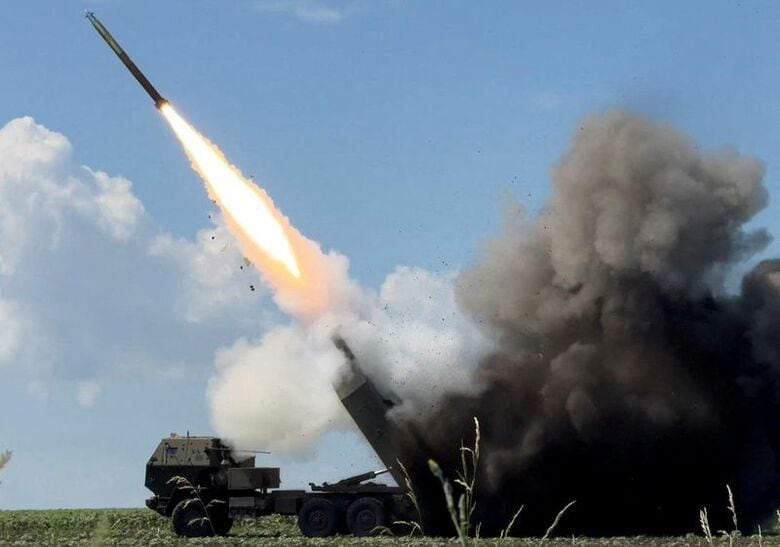 ロシア軍に向けて高機動ロケット砲システム（HIMARS）を発射するウクライナ軍。ドネツク地方で６月撮影。REUTERS