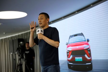　中国の電気自動車（ＥＶ）新興メーカー、上海蔚来汽車（ＮＩＯ）の李斌（ウィリアム・リー）最高経営責任者（ＣＥＯ、写真）は１２日、初のセダンを含む新車３モデルの納車を来年開始する方針を明らかにした。昨年８月撮影（２０２１年　ロイター/Tingshu Wang）