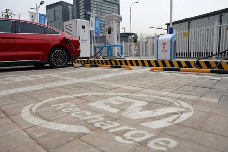 　北京郊外・小武基の目立たない脇道を入った場所に、国営石油大手の中国石油化工集団（シノペック） が昨年１２月に開設した電気自動車（ＥＶ）充電ステーションがある。写真は２月、北京市内で撮影（２０２４年　ロイター/Florence Lo）