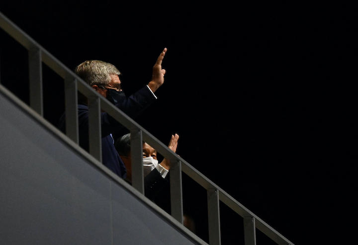 東京オリンピック開会式で天皇陛下と手を振る「ぼったくり男爵」ことIOCのバッハ会長　Dylan Martinez-REUTERS