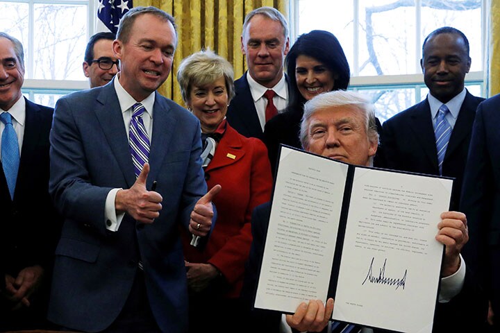 行政改革に関する大統領令に署名したトランプとマルバニー（左）　Jonathan Ernst-REUTERS