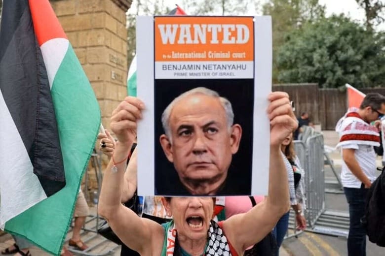 パレスチナ自治区ガザへの軍事攻撃に批判を受けているイスラエルのサール外相は２８日、「イスラエルの自衛の権利と能力を奪うことは、ただ一つのことを意味する。第二のホロコースト（ユダヤ人大量虐殺）だ」と反論した。写真はパレスチナ人支援集会でイスラエルのネタニヤフ首相を描いたプラカードを掲げるデモ参加者。キプロス・ニコシアで２６日撮影（２０２５年　ロイター／Yiannis Kourtoglou）