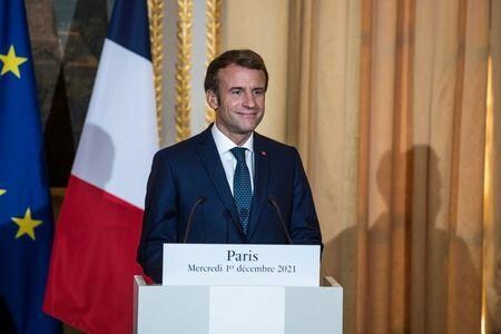 調査会社エラブは、来年４月のフランス大統領選について、保守中道系野党・共和党の候補に決まったペクレス氏（５４）が決戦投票でマクロン大統領（写真）に勝利する勢いだとする世論調査を発表した。写真は１日パリでの代表撮影（２０２１年／ロイター）