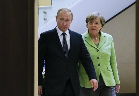 　５月２日、ドイツのメルケル首相はロシアのプーチン大統領と協議した。写真はロシア南部ソチで同日代表撮影（２０１７年　ロイター）