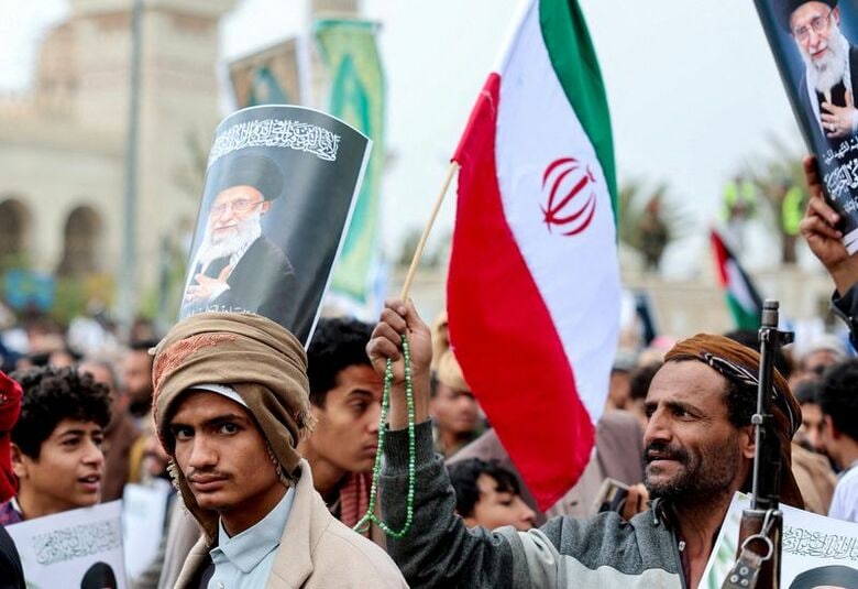イランとレバノンへの連帯を示すフーシ派支持者らによるデモ。イエメン・サナアで３月撮影。REUTERS/Khaled Abdullah