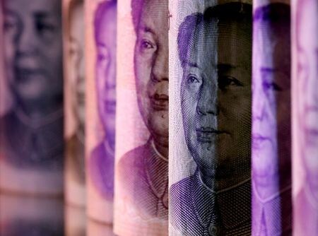中国人民銀行（中央銀行）は２０日、人民元の対ドル基準値を４月２１日以来４カ月ぶりの元安水準に設定した。写真は人民元紙幣。２０２０年２月撮影（２０２１年　ロイター/Dado Ruvic）