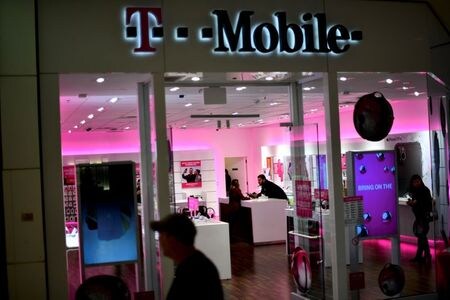 ５月１８日、ウォール・ストリート・ジャーナル（ＷＳＪ）電子版は、関係筋の話として、ソフトバンクグループ（ＳＢＧ）が保有する米携帯電話サービス大手ＴモバイルＵＳの株式約２００億ドルの売却を模索していると伝えた。ペンシルバニア州のTモバイル店舗で２０１９年１１月撮影（２０２０年　ロイター/Mark Makela）