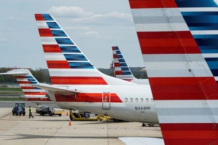 　米アメリカン航空グループは４月２７日、新型コロナウイルス感染拡大抑制策として、５月１日から全客室乗務員（ＣＡ）にマスク着用を義務付けると明らかにした。写真はアメリカン航空の航空機。ロナルド・レーガン・ワシントン・ナショナル空港で５日撮影（２０２０年　ロイター/Joshua Roberts/File Photo）