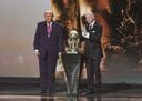 インファンティーノ（右）はトランプ（左）のためにFIFA平和賞を創設し授与した（昨年12月）　JONATHAN ERNST-REUTERS