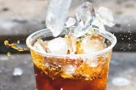 【最新研究】ソフトドリンクを飲むと、女性のうつ病リスクが増加するのはなぜか？...「腸内細菌」に独研究チームが注目