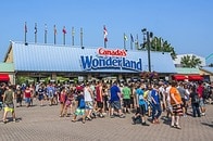 【動画】突如アトラクションが故障し、逆さ吊りのまま30分にわたって取り残された乗客たち