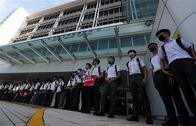 香港、制服姿の中学生が「人間の鎖｣　反政府抗議活動への支持表明