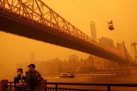 カナダ山火事の煙でNYなど米北東部の視界が悪化　航空機の一部運航停止など影響広がる