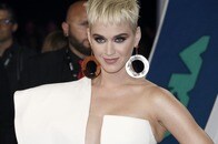 ケイティ・ペリーのセクシーな装いがパリのランウェイで注目の的に