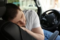 「死んでるように見えた」窓ガラスの割れた車に、大きく口を開けたまま動かない男性...心配した住民が通報した結果