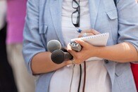司会者の呼びかけに答えず、女性出演者が失神・昏倒...米テレビ生放送中の緊迫映像