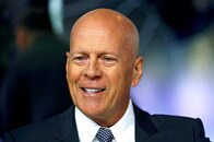 「泣けてきた」初孫を抱くブルース・ウィリスの眼差しに感動するファン続出　前妻デミはビキニ姿でツーショット