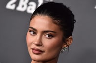 「完璧で自然な胸」カイリー・ジェンナー、女性ファンに豊胸手術の詳細を伝授...まさかの応答にネット騒然