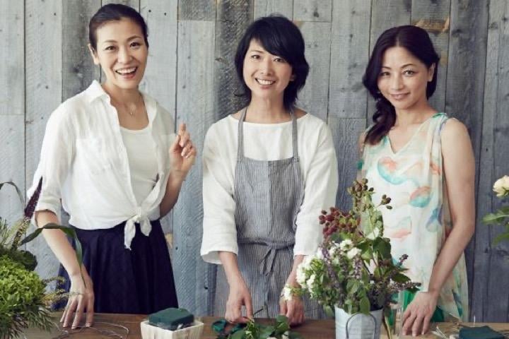 フラワーアレンジメントをする女性たち