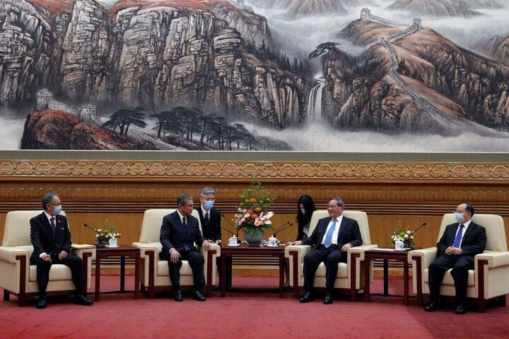 李強首相（右から2番目）と会談した玉城デニー沖縄県知事（左）POOL New-REUTERS