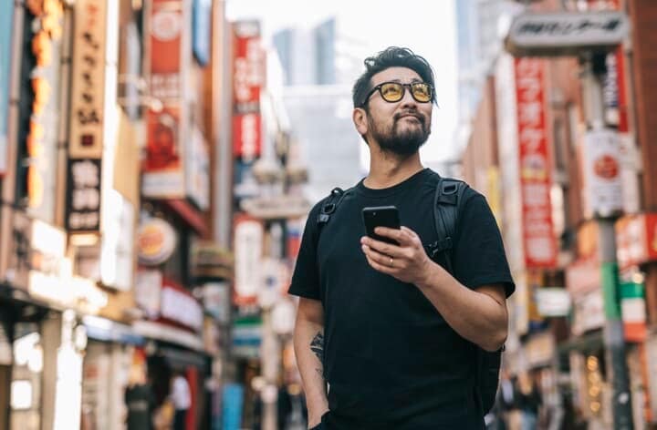 日本を旅する外国人旅行者のイメージ
