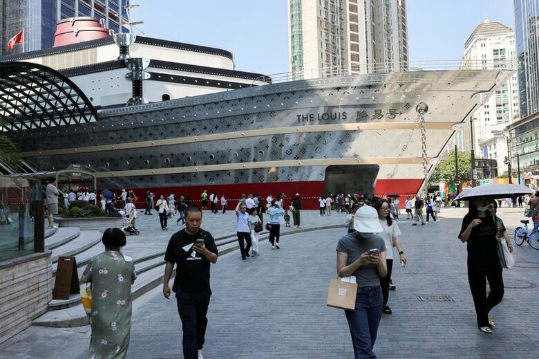 2025年6月27日、上海のルイ・ヴィトン新店舗の前を歩く人々。 REUTERS/Go Nakamura/File Photo