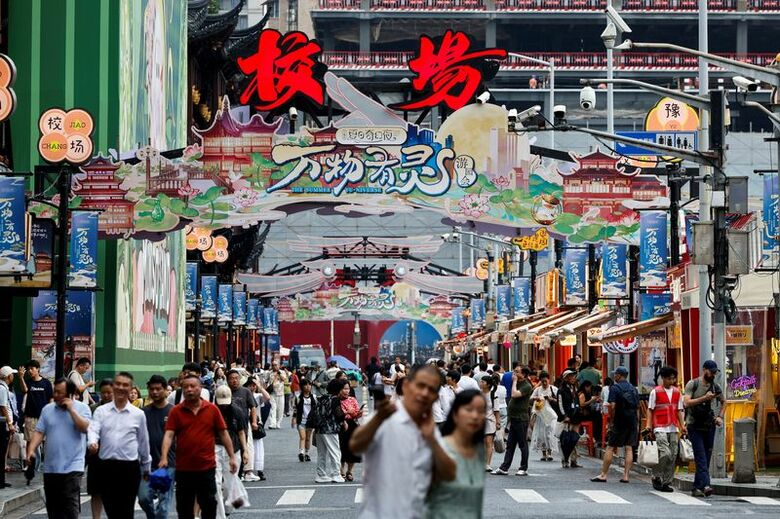 上海のショッピング街、26年7月撮影 REUTERS/Go Nakamura