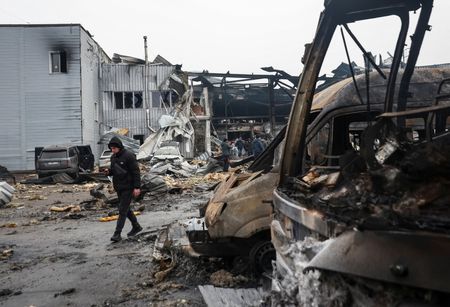 　ロシア大統領府のぺスコフ報道官は１６日、１７─１８日にスイスのジュネーブで開催されるロシア、ウクライナ、米国による和平協議で領土を巡る微妙な問題を含む「主要な問題」を協議すると明らかにした。ウクライナ・オデーサで１３日撮影（２０２６年　ロイター／Nina Liashonok）