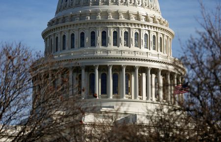 　４月２７日、米下院は２７日、台湾の世界保健機関（ＷＨＯ）総会へのオブザーバー参加復帰を支援する法案を全会一致で可決した。国務省に復帰計画の提出を求める。写真は米連邦議会議事堂。ワシントンで２０１８年１月撮影（２０２２年　ロイター／Joshua Roberts ）