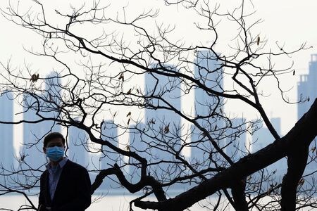 中国国家衛生健康委員会は６日、中国本土で５日に新たに確認された新型コロナウイルス感染者は３９人となり、前日の３０人から増えたと発表した。武漢で４日撮影（２０２０年　ロイター/Aly Song）