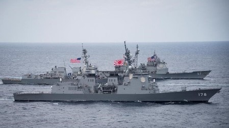 　６月１日、海上自衛隊と航空自衛隊は、日本海に展開中の米海軍の原子力空母２隻と共同訓練を始めた。写真は海上自衛隊の護衛艦「あしがら」（手前）。提供写真。４月撮影（２０１７年　ロイター/Handout via REUTERS）
