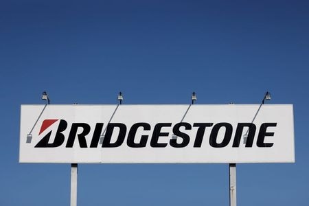 　フランス政府は２１日にも、ブリヂストンが閉鎖を検討している北部ベチューン工場に２閣僚を派遣する方針。ボルヌ労働相が１８日、ラジオ番組で述べた。写真は同工場で１７日撮影（２０２０年　ロイター／Pascal Rossignol）