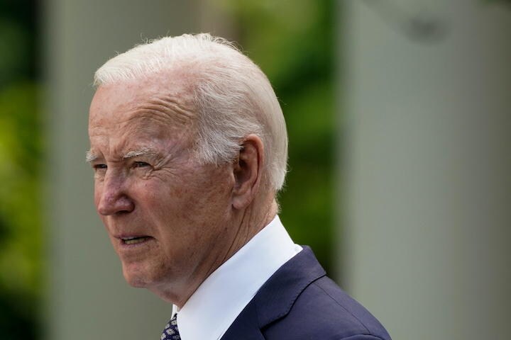 支持率低下でバイデンは追い込まれている　Elizabeth Frantz-REUTERS