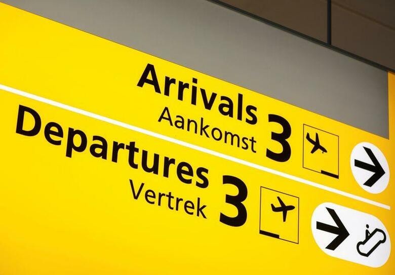 オランダ国立公衆衛生環境研究所（RIVM）によると、11月26日に南アフリカから空路でアムステルダムに到着し、後に新型コロナウイルスのオミクロン株への感染が確認された乗客14人は、全員がワクチン接種を済ませていた。11月撮影（2021年　ロイター/Eva Plevier）