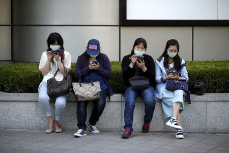 　６月４日、韓国保健福祉省は、ＭＥＲＳの感染者が新たに５人確認され、計３５人になったと発表した。予防のためのマスクをした中国人観光客、ソウルで３日撮影（２０１５年　ロイター／Kim Hong-Ji）