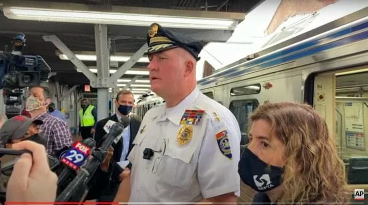 警察によれば、通勤電車内で女性がレイプされているとき、乗客からは通報もなかった　Associated Press-YouTube