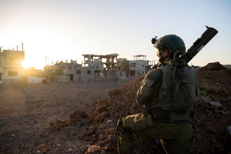 米国務省は９日、イスラエルに対して、武器や軍事装備品の購入費として３５億ドルを融資すると発表した。ガザで配置につくイスラエル軍兵士。イスラエル政府提供（２０２４年　ロイター）