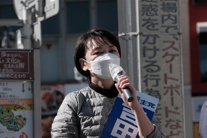 高円寺駅前で演説する立憲民主党の吉田晴美（10月24日）SOICHIRO KORIYAMA FOR NEWSWEEK JAPAN