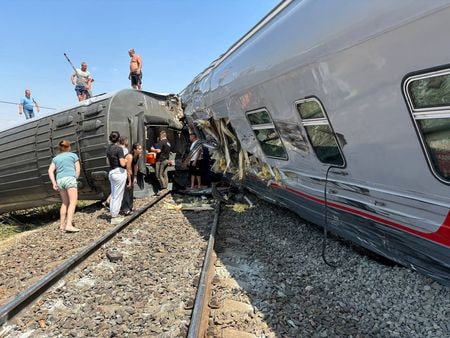 ロシア南部のボルゴグラード州で２９日、列車がトラックと衝突して脱線し、少なくとも１４０人が負傷した。提供写真（２０２４年　ロイター /Head of the Kotelnikovsky Municipal District of the Volgograd Region Sergey Ponkratov via Telegram/Handout via REUTERS）