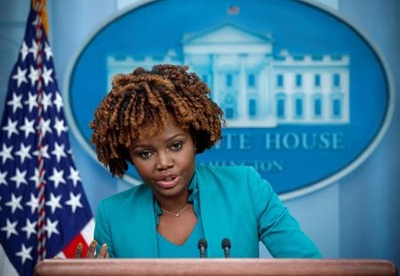 エルサレム郊外のユダヤ教の礼拝施設（シナゴーグ）で少なくとも７人が死亡する銃撃事件が発生したことを受け、バイデン米大統領は国家安全保障チームにイスラエルを支援するよう指示した。ホワイトハウスが２７日、明らかにした。写真は同日、ホワイトハウスで記者会見するジャンピエール報道官（２０２３年　ロイター／Evelyn Hockstein）