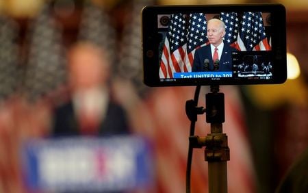 米大統領選まで１００日を切る中、野党民主党の候補指名が確定したジョー・バイデン前副大統領の陣営は５日、テレビやソーシャルメディア向けの選挙広告に２億８０００万ドルをつぎ込む計画を発表した。ペンシルベニア州フィラデルフィアで６月撮影（２０２０年　ロイター/JOSHUA ROBERTS）