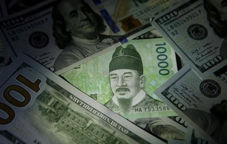 　３月３０日、米韓自由貿易協定で協議中の「為替条項」が、市場の一部で円高要因として意識されている。両国の通貨、ソウルで２０１５年撮影（２０１８年　ロイター／Kim Hong-Ji）