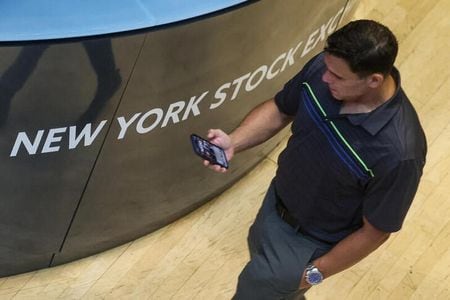 　７月１２日、米国株式市場は続伸。ハイテク株が多いナスダック総合が１％超上昇し、上げを主導した。写真は７日、ニューヨークで撮影（２０２３年　ロイター/Brendan McDermid）