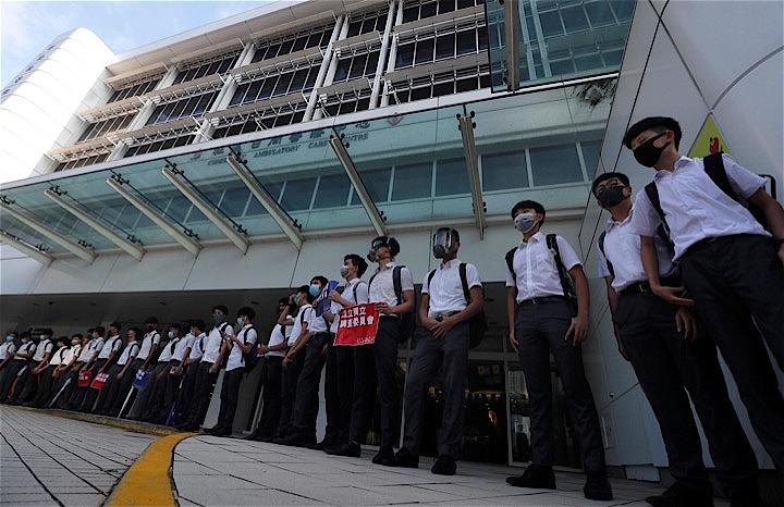 香港で、何百人もの中学生が手をつないで「人間の鎖」を作り、反政府抗議運動への支持を表明した。写真は「人間の鎖」を作る中学生。香港で撮影（２０１９年　ロイター／Amr Abdallah Dalsh）