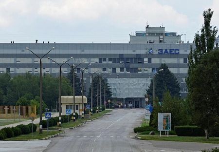 　ウクライナ南東部のロシア管理下のザポロジエ原子力発電所について、ロシアが設置した行政府の代表は８日、正常に稼働していると述べた。インタファクス通信が伝えた。写真は４日、同原発前で撮影（２０２２年　ロイター／Alexander Ermochenko）